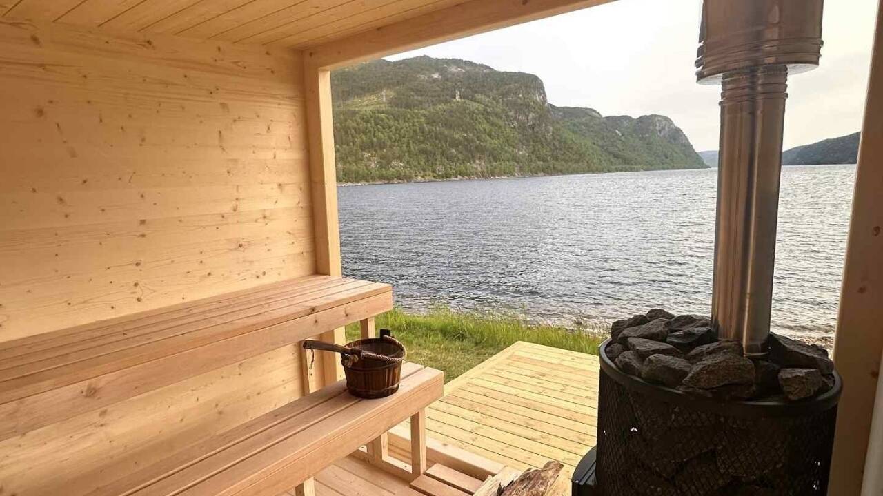 Slapp av i badstuen etter en lang dag med fjellturer og naturopplevelser.