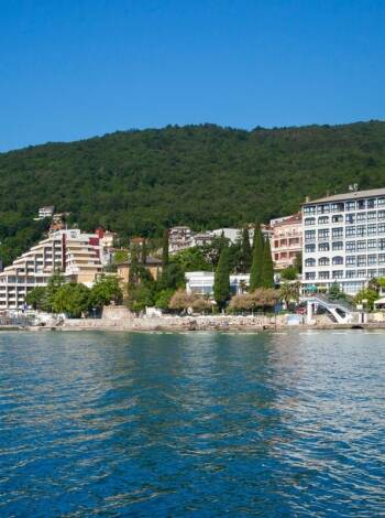 Hotellet ligger mitt i Opatija, precis vid den livliga strandpromenaden och är en perfekt utgångspunkt för att utforska staden.