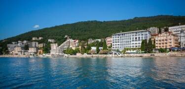 Das Hotel befindet sich im Herzen von Opatija, direkt an der Uferpromenade – ideal als Ausgangspunkt, um die Stadt zu erkunden.
