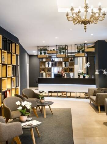 Hotellet kombinerar historisk charm med modern komfort.