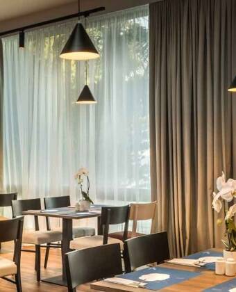 Restauranten tilbyder et bredt udvalg af lokale og internationale retter, tilberedt af friske råvarer.
