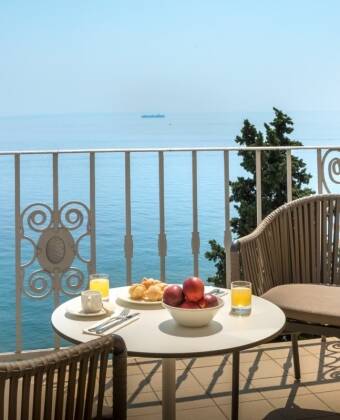 Genießen Sie den beeindruckenden Blick auf die Adria – direkt aus Ihrem Zimmer oder vom privaten Balkon.