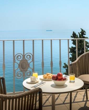 Nyd den betagende udsigt over Adriaterhavet direkte fra dit værelse eller din private balkon.