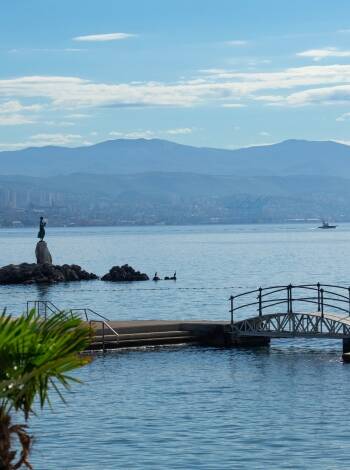 Hotellet ligger bara en kort promenad från den natursköna strandpromenaden Lungomare i Opatija.