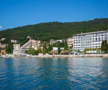 Hotellet ligger midt i Opatija, rett ved den vakre strandpromenaden, og er et perfekt utgangspunkt for å utforske byen.