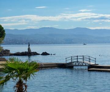 Hotellet ligger kun et par minutters gang fra den naturskønne Opatija Lungomare strandpromenade.