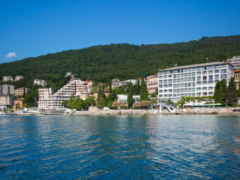 Hotellet ligger i hjertet af Opatija, lige ved strandpromenaden, hvilket gør det til et perfekt udgangspunkt for at udforske byen.