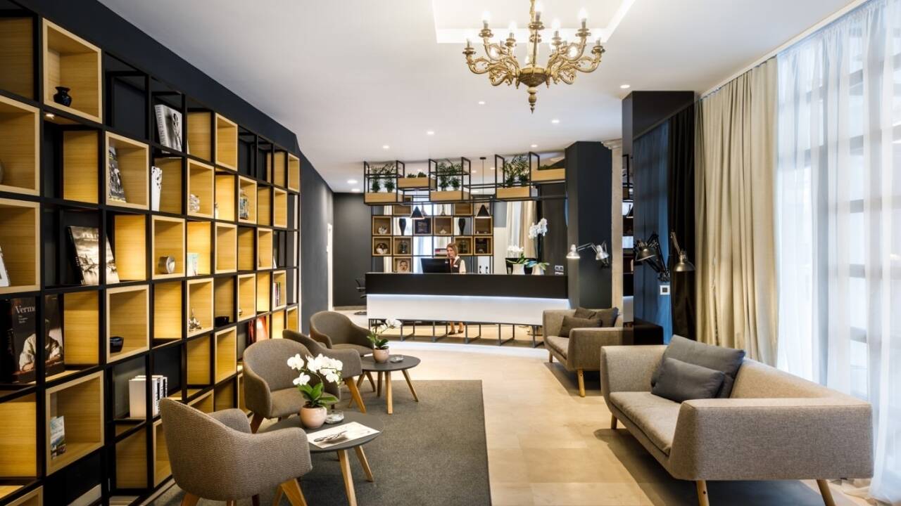 Hotellet forener historisk charme med moderne komfort.