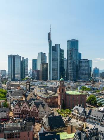 Frankfurt ist eine der wenigen europäischen Städte mit einer echten Hochhaus-Skyline. Vom Main Tower genießen Sie einen fantastischen Panoramablick.