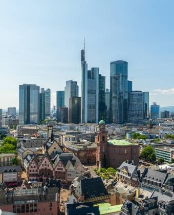 Frankfurt er en av de få europeiske byene med en ekte skyskraper-silhuett. Fra Main Tower får du panoramautsikt.