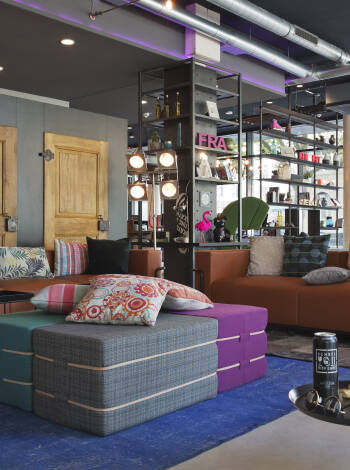Mehr als nur eine Lobby: Die einladenden Gemeinschaftsbereiche des Hotels sind perfekt, um bei einem Kaffee zu entspannen oder nach einem Tag Sightseeing Geschichten zu teilen.