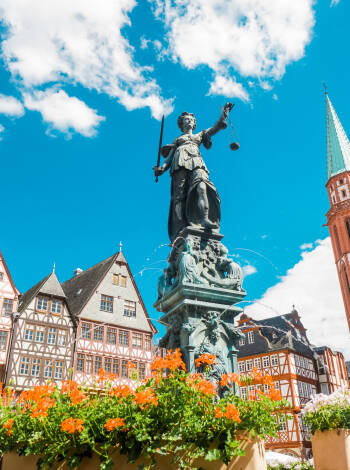 Erkunden Sie den malerischen Römerberg – das historische Herz Frankfurts.