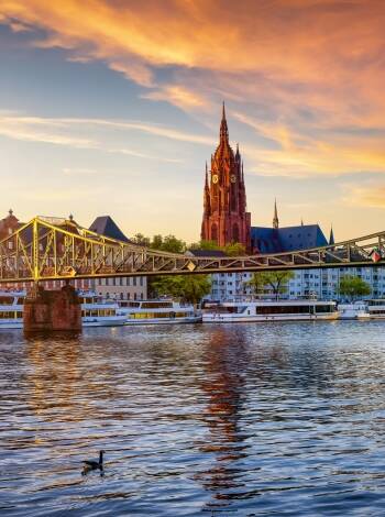 Entdecken Sie Frankfurt vom Wasser aus bei einer malerischen Fahrt auf dem Main.