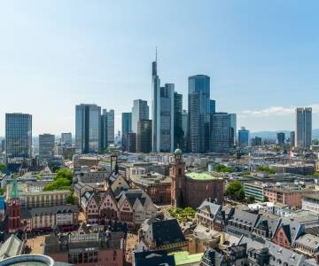 Frankfurt er en af de få europæiske byer med en ægte skyline af skyskrabere. Fra Main Tower får du panoramaudsigt.