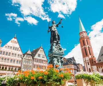 Udforsk det maleriske Römerberg, Frankfurts historiske hjerte.