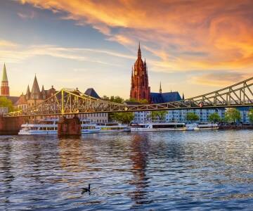 Se Frankfurt fra vandet på et hyggeligt cruise langs Main-floden.