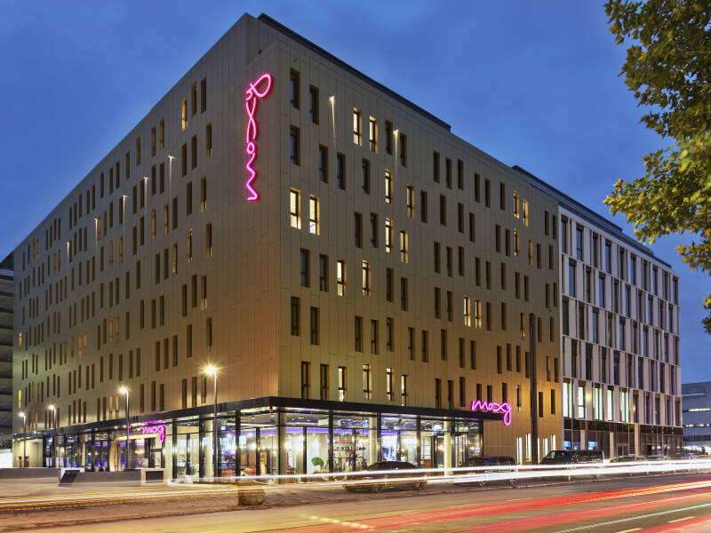 Das MOXY Frankfurt East bietet modernen Stil, praktische Annehmlichkeiten und die perfekte Lage, um die Stadt zu erkunden.