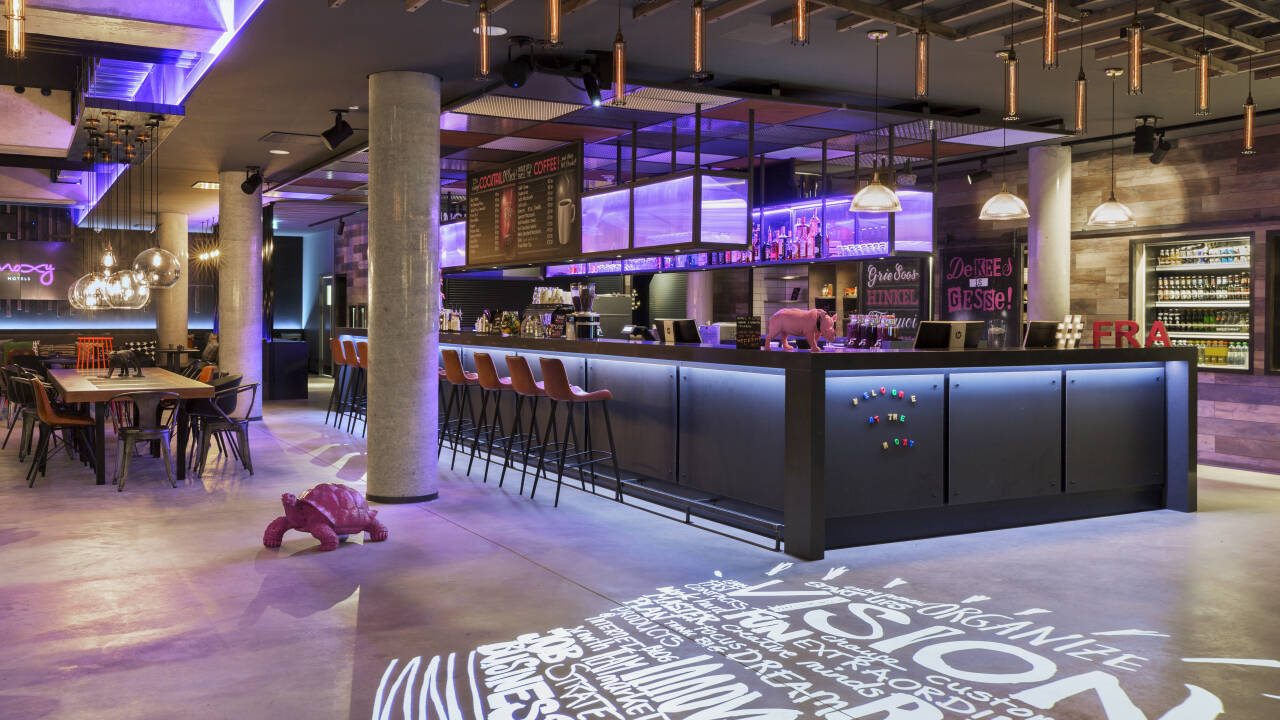Etter en dag med opplevelser i Frankfurt kan du slå deg ned i hotellets hyggelige bar for en drink.