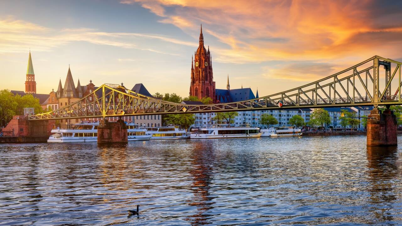 Se Frankfurt från vattnet på en vacker kryssning längs floden Main.