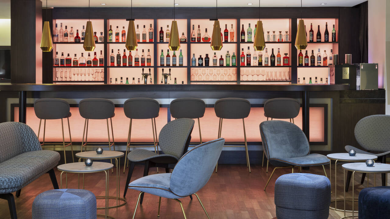 Nyt frokost, middag eller en kveldsdrink – alt uten å måtte forlate hotellet.