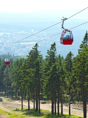 Ta Wurmberg-linbanan och njut av panoramautsikt över Harzbergen, samtidigt som du enkelt når vandringsleder, utsiktsplatser, aktiviteter och vintersport utan ansträngande stigning.