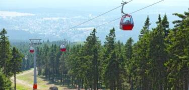 Ta Wurmberg-linbanan och njut av panoramautsikt över Harzbergen, samtidigt som du enkelt når vandringsleder, utsiktsplatser, aktiviteter och vintersport utan ansträngande stigning.