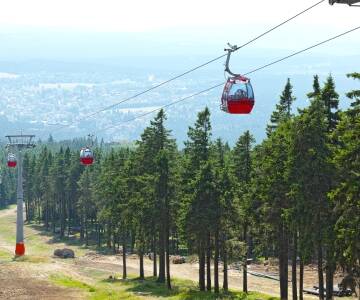 Ta Wurmberg-taubanen for å nyte panoramautsikt over Harz-fjellene, samtidig som du får tilgang til turstier, utsiktspunkter, utendørsaktiviteter og vintersport uten en anstrengende klatring.