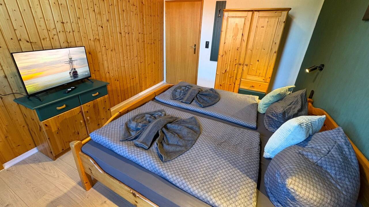 Ljusa och enkelt inredda rum bjuder på modern komfort och lugn för avkoppling.