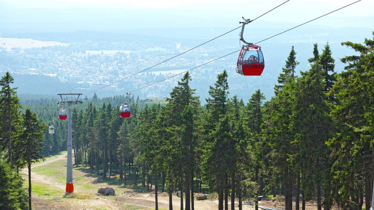 Ta Wurmberg-linbanan och njut av panoramautsikt över Harzbergen, samtidigt som du enkelt når vandringsleder, utsiktsplatser, aktiviteter och vintersport utan ansträngande stigning.