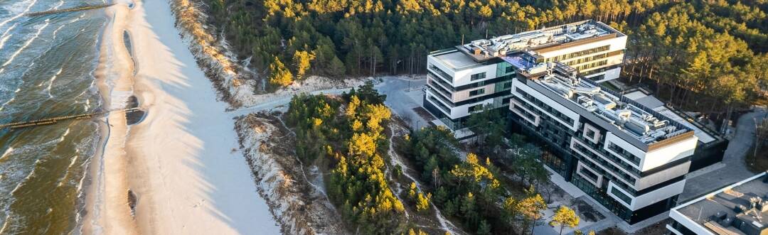 Entdecken Sie eine einzigartige Naturlandschaft, in der Meer, See und Kiefernwald aufeinandertreffen, und genießen Sie einen erholsamen Aufenthalt im Hotel Shellter Resort & Spa.