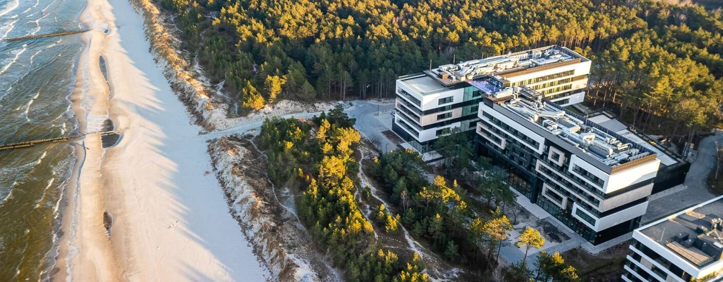Entdecken Sie eine einzigartige Naturlandschaft, in der Meer, See und Kiefernwald aufeinandertreffen, und genießen Sie einen erholsamen Aufenthalt im Hotel Shellter Resort & Spa.