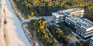Oplev et helt særligt naturområde, hvor havet, søen og fyrreskoven mødes, og nyd et afslappende ophold på Hotel Shellter Resort & Spa.