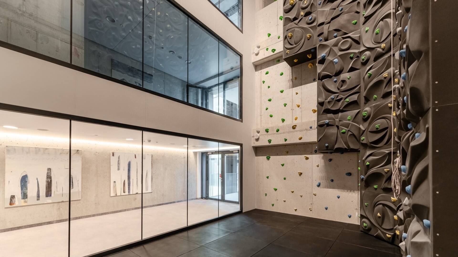 Nyt moderne sportsfasiliteter som treningsrom, squashbaner og klatrevegg – perfekt for en aktiv ferie.