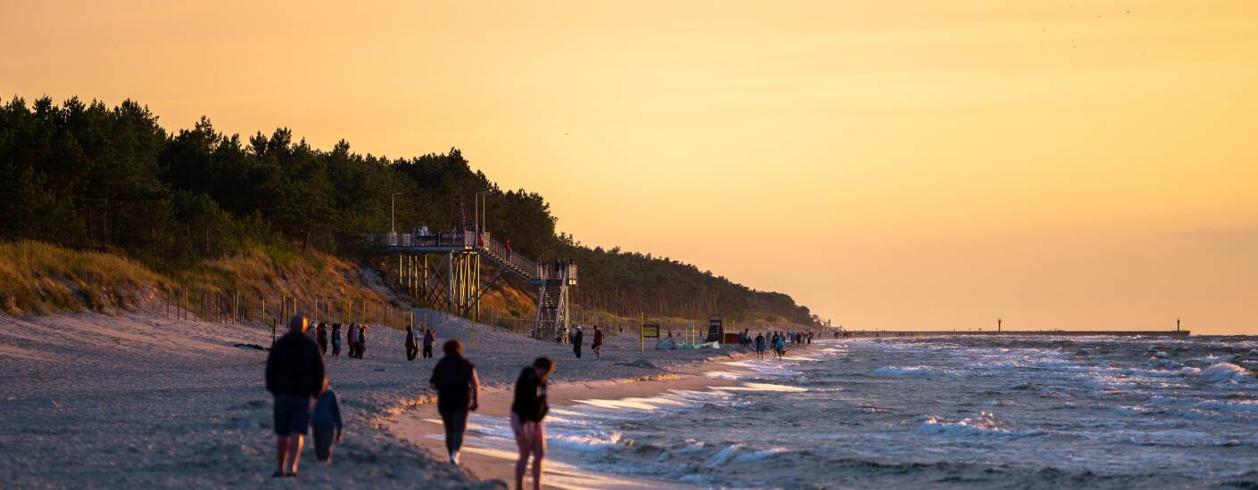 Ta en hyggelig spasertur langs stranden kun få steg fra hotellet, med sanddyner, strand og vakre solnedganger.