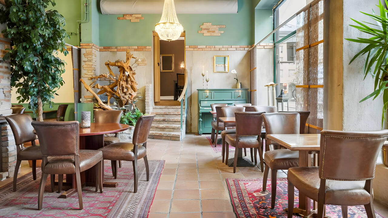 Interiören speglar byggnadens historia och unika karaktär.