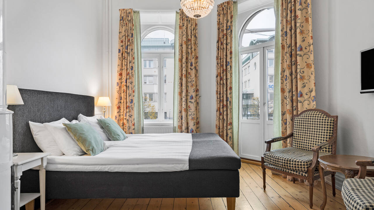 Hotellets 38 værelser er individuelt møbleret, hvilket giver hver især sin egen karakter.