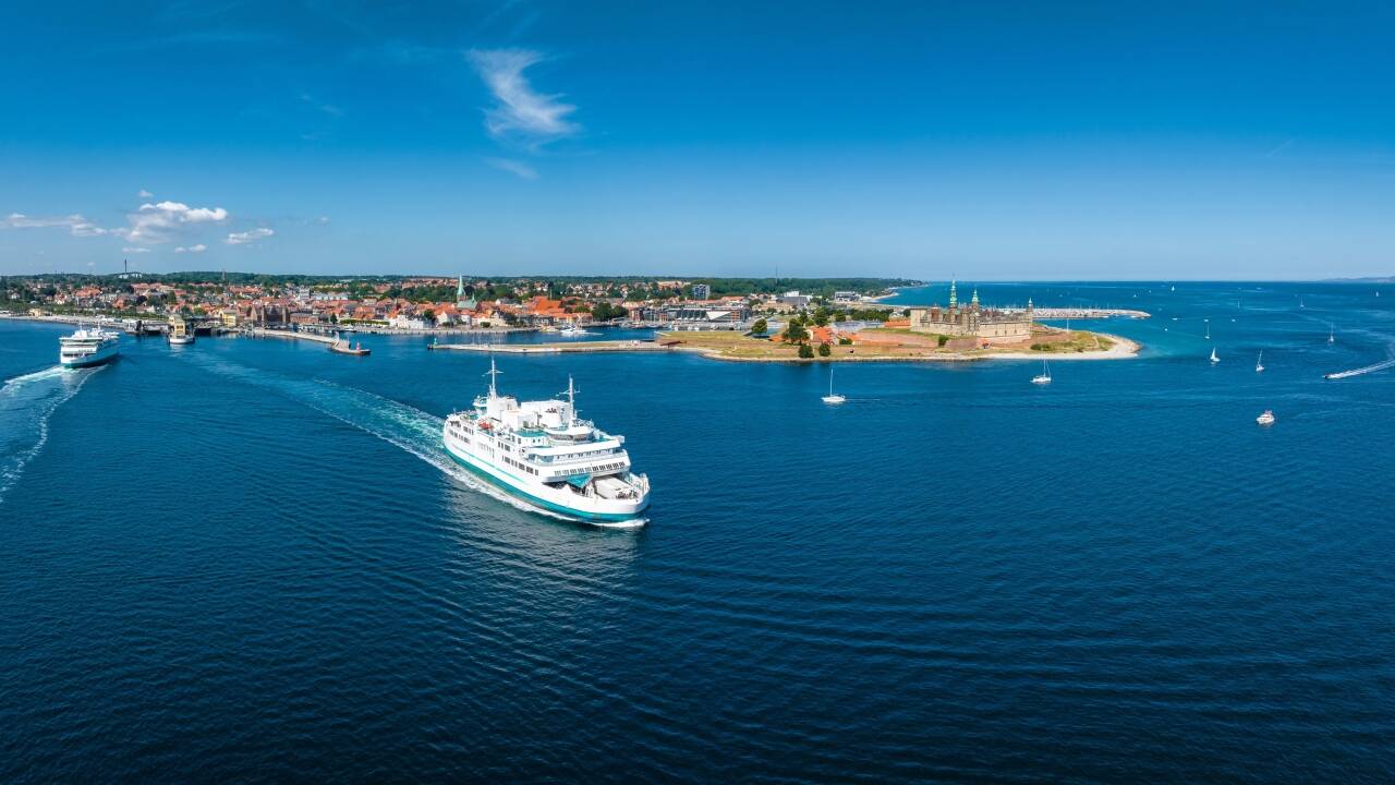 Tag færgen og brug dagen på at udforske det nærliggende Helsingør i Danmark.