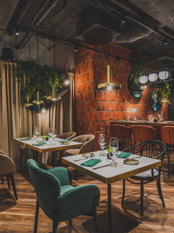 SAVORÉ Bar & Café bjuder på en avslappnad miljö för drycker och snacks.