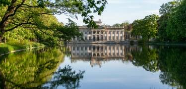 Łazienki Park med sine kongelige haver og det berømte Chopin monument er bestemt et besøg værd.