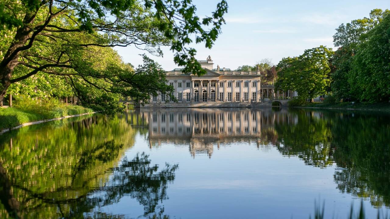 Łazienki-parken, med sina kungliga trädgårdar och berömda Chopin-monument, är väl värd ett besök.