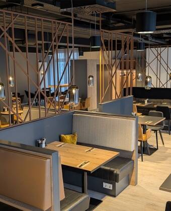 Das italienische Restaurant des Hotels serviert frisch zubereitete Pasta, Pizza und mediterrane Spezialitäten.
