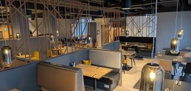 The hotel's Italian restaurant serves freshly prepared pasta, pizza, and Mediterranean specialities.