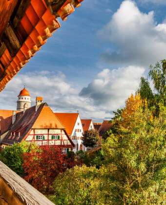 Besøg middelalderbyen Nördlingen, kun 35 km væk, og gå på de utroligt velbevarede bymure.