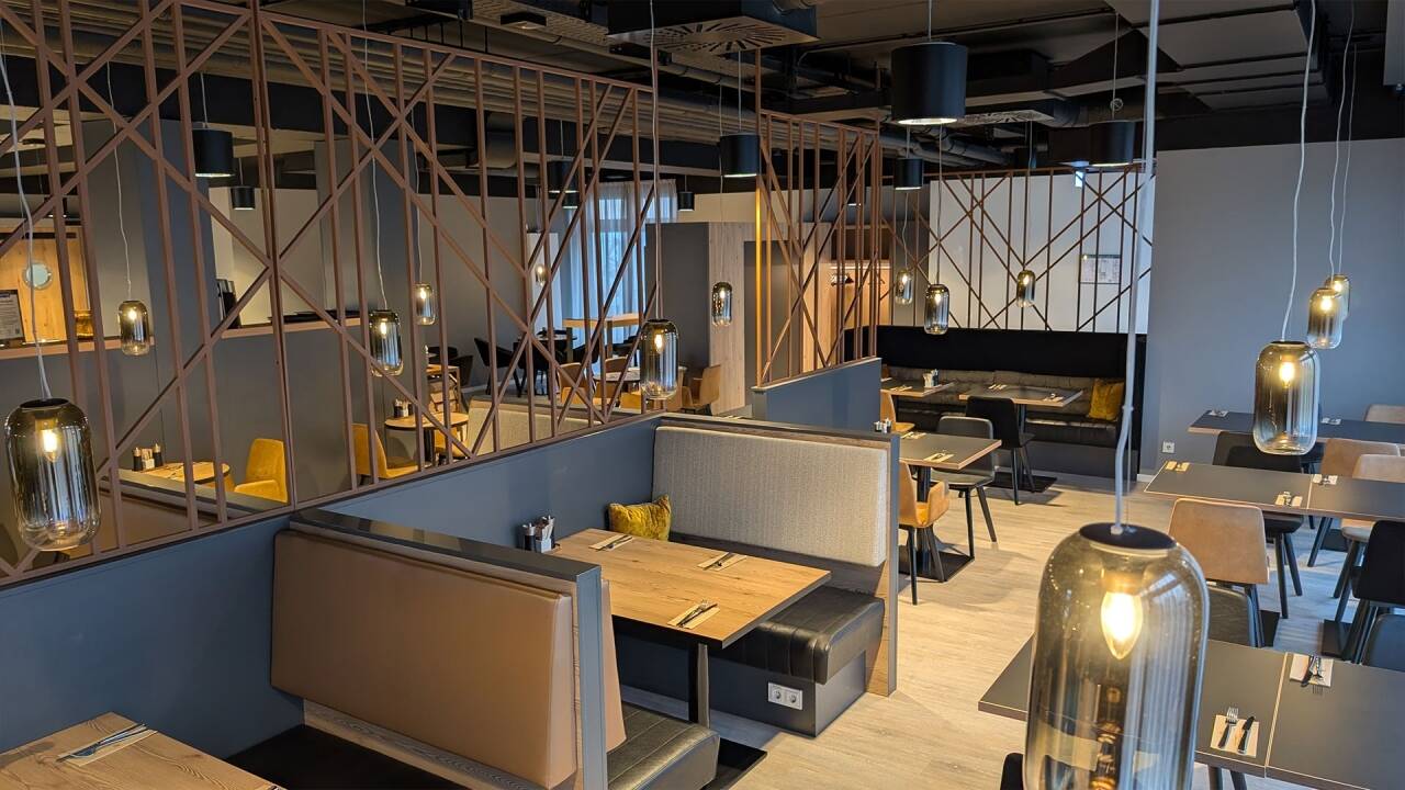 The hotel's Italian restaurant serves freshly prepared pasta, pizza, and Mediterranean specialities.