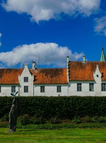 Bosjökloster er et vakkert historisk gods du kan besøke, bare 30 minutter fra hotellet.