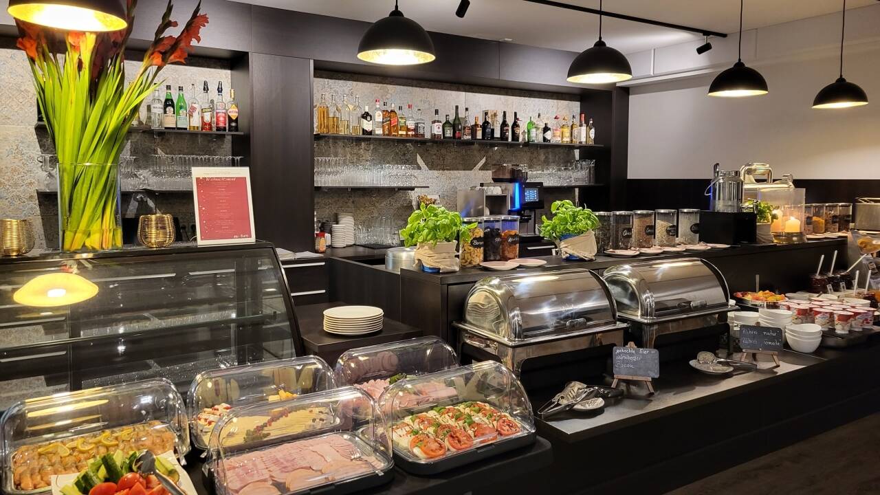 Nyt deilige måltider fra frokost til middag på Im Quartier.