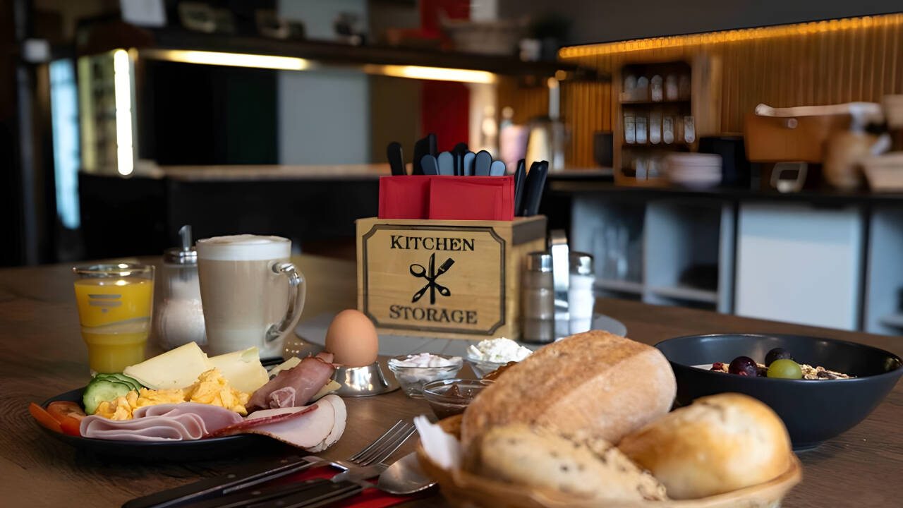 En variert frokost med fersk frukt, oster, pålegg og varme retter dekker ulike smaker.