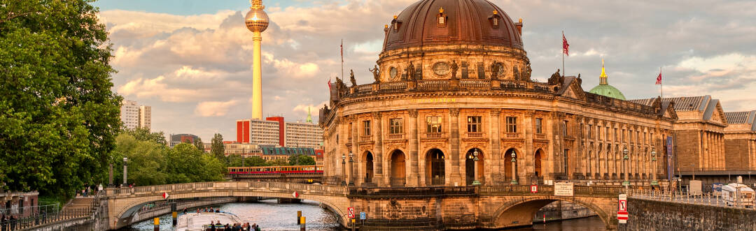 Entdecken Sie ikonische Sehenswürdigkeiten wie das Brandenburger Tor, die Museumsinsel, den Kurfürstendamm und Berlins pulsierendes Nachtleben.