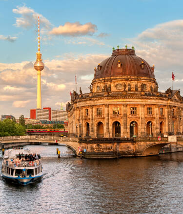 Entdecken Sie ikonische Sehenswürdigkeiten wie das Brandenburger Tor, die Museumsinsel, den Kurfürstendamm und Berlins pulsierendes Nachtleben.