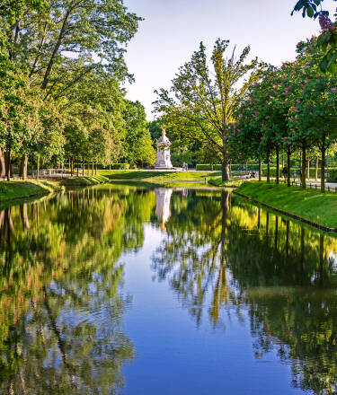 Besuchen Sie den Tiergarten, Berlins größten Stadtpark – ideal für ruhige Spaziergänge, Radtouren und Erholung im Freien.
